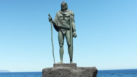 Estatua-Del-Rey-Pelinor-Gaunche,-ángulo-Bajo-Contra-El-Cielo-Azul