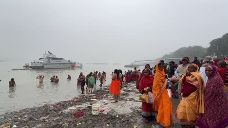 Weitwinkelaufnahme-Von-Hindus-Beim-Baden-In-Babu-Ghat,-Kalkutta,-Zur-Feier-Des-Sankranti-Festivals-An-Einem-Bewölkten-Abend-In-Indien