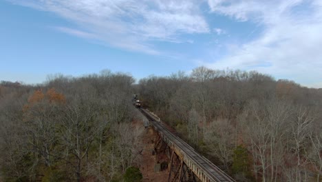 Luftaufnahme-Von-Drei-Norfolk-Southern-Lokomotiven,-Die-Im-Winter-Einen-Intermodalen-Zug-Zum-Pope-Lick-Trestle-In-Louisville,-Kentucky,-Führen