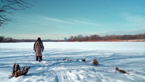 Pareja-De-Hombre-Y-Mujer-Caminando-Desaparecen-Sobre-Una-Gran-Alfombra-De-Nieve-En-Invierno