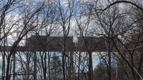 Zwei-Norfolk-Southern-Lokomotiven-Führen-Einen-Intermodal--Und-Autotransportzug-über-Den-Pope-Lick-Trestle-In-Louisville,-Kentucky