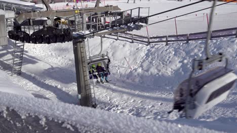 Zwei-Personen-Auf-Einem-Sessellift-In-Einem-Skigebiet-In-Italien