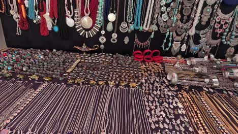 Toma-En-Primera-Persona-De-Una-Tienda-De-Anillos-Y-Pulseras-Tradicionales-En-Sidi-Bou-Said,-Túnez.