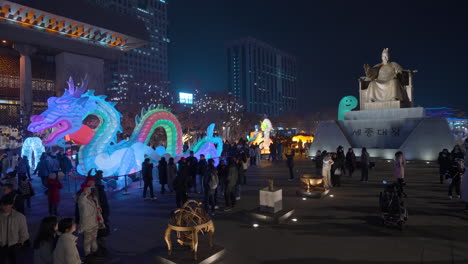 La-Gente-Viaja-A-La-Plaza-Gwanghwamun-Durante-El-Festival-De-Los-Faroles-Por-La-Noche-Pasando-Por-La-Estatua-Del-Rey-Sejong-El-Grande