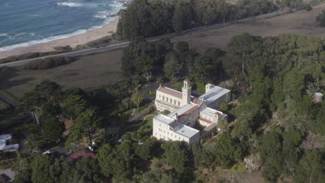 4K-Filmdrehung-Aus-Der-Luft-Um-Das-Karmeliterkloster-Mit-Dem-Pacific-Coast-Highway-Und-Dem-Klosterstrand-Im-Hintergrund