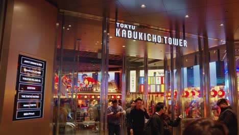 Toma-De-Establecimiento-En-Cámara-Lenta-De-La-Entrada-De-La-Torre-Kabukicho