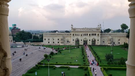 Este-Video-Muestra-La-Hermosa-Mezquita-Asfi-En-Lucknow,-India.-La-Foto-Muestra-La-Construcción-De-La-Mezquita-A-La-Luz-Del-Día-Con-Un-Cielo-Azul.