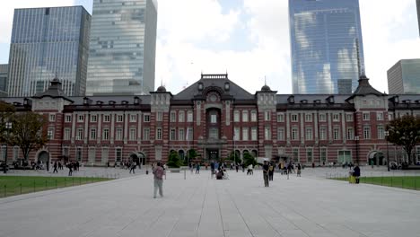 Fachada-De-Arquitectura-Japonesa-Moderna-De-La-Estación-De-Tren-De-La-Ciudad-Desde-La-Plaza-Marunouchi