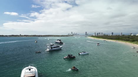 Los-Navegantes-Encuentran-Un-Puerto-Seguro-En-La-Isla-Wave-Break-Para-Celebrar-El-Día-De-Australia-En-El-Agua.