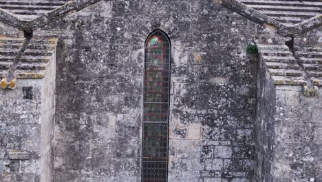 Die-äußere-Verwitterte-Eleganz-Der-Abbaye-De-Vignogoul-Mit-Buntglasfenstern