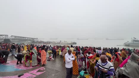 Hindúes-Bañándose-En-Babu-Ghat,-Kolkata-Para-La-Celebración-Del-Festival-Sankranti-En-Un-Día-Brumoso-En-La-India