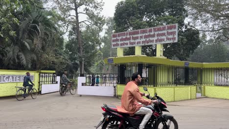 Toma-Estática-Del-Instituto-Indio-De-Ingeniería,-Shibpur,-Durante-La-Fría-Mañana-Del-Mes-De-Enero-En-Calcuta.