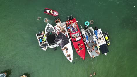 Los-Jóvenes-Se-Reúnen-En-Sus-Costosos-Barcos-Para-Festejar-Y-Celebrar-El-Fin-De-Semana-Largo-Del-Día-De-Australia.