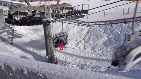 Zwei-Personen-Fahren-Mit-Einem-Sessellift-In-Einem-Skigebiet-In-Südtirol,-Italien