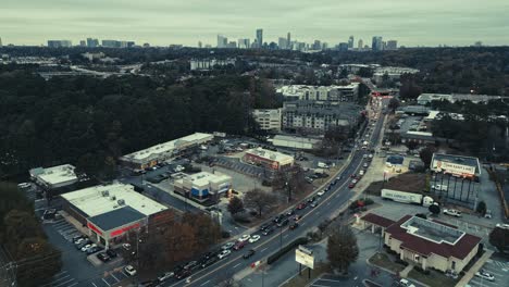 Verkehr-Auf-Der-Hauptstraße-Von-Atlanta-City-An-Bewölkten-Tagen