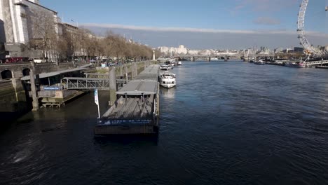 Muelle-Flotante-De-Westminster-Pier-Para-Pasajeros-De-Barcos-En-El-Río-Támesis