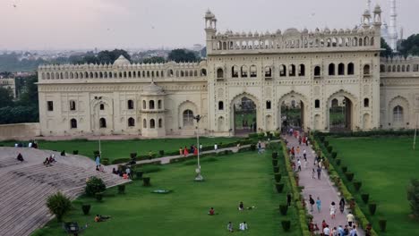 -Eingangstor-Zur-Bara-Imambara-In-Lucknow