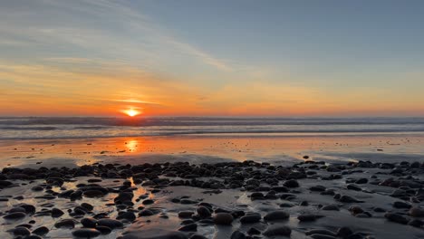 Mann-Läuft-Am-Strand-Während-Eines-Wunderschönen-Sonnenuntergangs