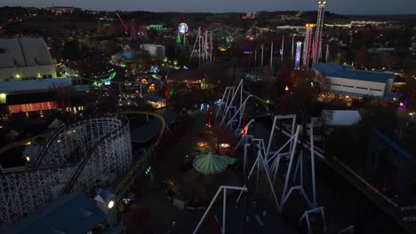 Weihnachtsbeleuchtung-Und-Show-Im-Vergnügungspark-In-Den-USA