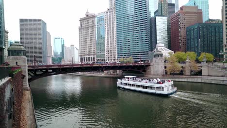 Crucero-Por-El-Río-Navegando-En-El-Centro-De-Chicago-A-La-Luz-Del-Día-En-Invierno-En-Cámara-Lenta,-Tiro-Largo