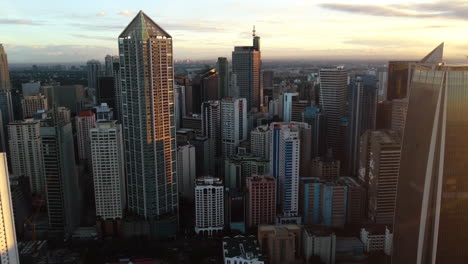 Vista-Aérea-Inclinada-Hacia-El-Soleado-Distrito-Central-De-Negocios-De-Makati-En-Metro-Manila