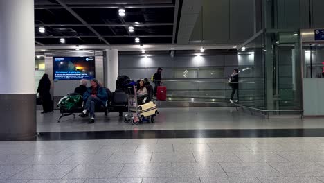 Turista-Que-Llega-Al-Aeropuerto-Después-Del-Vuelo