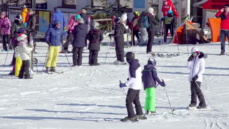 Skifahrer-Und-Nicht-Skifahrer-Am-Fuße-Einer-Piste