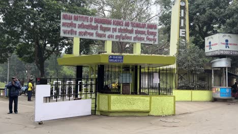 Down-to-top-shot-of-a-board-with-Indian-Institute-of-Engineering,-Shibpur-written-on-it-during-daytime-in-Kolkata