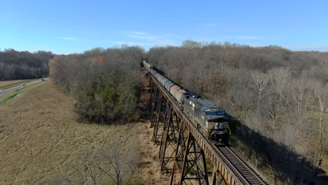 Luftaufnahme-Einer-Norfolk-Southern-Lokomotive-Am-Ende-Eines-Gemischten-Güterzuges,-Der-An-Einem-Sonnigen-Wintertag-Den-Pope-Lick-Trestle-In-Louisville,-Kentucky,-überquert