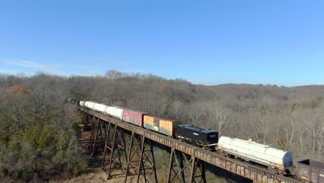 Toma-Aérea-Retrocediendo-De-Un-Tren-De-Carga-Mixto-Cruzando-El-Caballete-Pope-Lick-En-Louisville,-Kentucky,-En-Un-Soleado-Día-De-Invierno