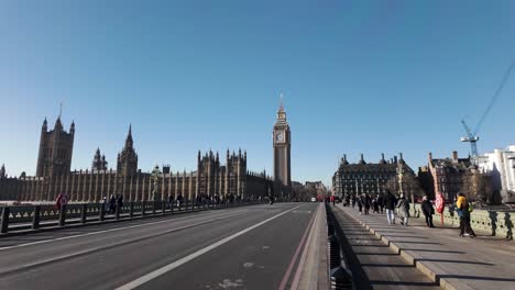 Escena-De-Viaje-Diario-Sobre-El-Puente-De-Westminster-Hasta-El-Big-Ben-Y-Las-Casas-Del-Parlamento