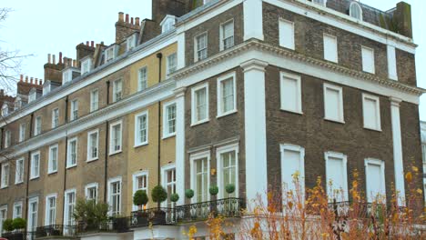 Historic-architecture-pan-shop-in-the-city-of-London-in-England