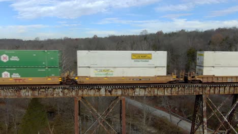 Luftaufnahme-Eines-Intermodalen-Güterzuges,-Der-Im-Winter-Den-Pope-Lick-Trestle-In-Louisville,-Kentucky,-überquert