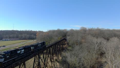 Luftaufnahme-Von-Zwei-Norfolk-Southern-Lokomotiven,-Die-An-Einem-Sonnigen-Wintertag-Einen-Gemischten-Güterzug-über-Den-Pope-Lick-Trestle-In-Louisville,-Kentucky,-Führen