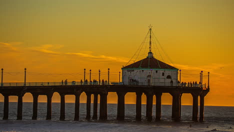 El-Muelle-De-Manhattan-Beach-Y-El-Acuario-Roundhouse---Lapso-De-Tiempo-Dorado-Al-Atardecer