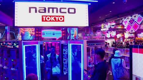 Panorámica-En-Cámara-Lenta-Sobre-El-Centro-De-Juegos-Cápsula-En-Tokio