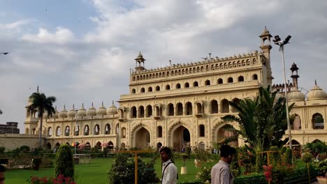 Der-Eingang-Und-Die-Gärten-Der-Bara-Imambara