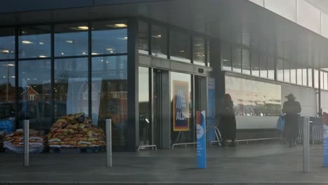 Käufer-Betreten-Den-Supermarkt-Der-Marke-Aldi-Und-Kaufen-Billige-Lebensmittel