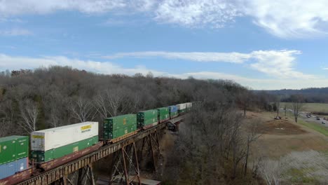 Luftaufnahme-Beim-Zurückfahren-Aus-Einem-Intermodalen-Zug,-Der-An-Einem-Sonnigen-Wintertag-Den-Pope-Lick-Trestle-In-Louisville,-Kentucky,-überquert