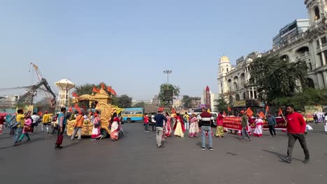 Wide-angle-shot-of-a-protest-to-disclose-the-reason-of-death-of-Netaji-Subhash-Chandra-Bose-in-Kolkata,-India-during-a-sunny-day