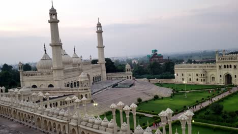 Dieses-Video-Zeigt-Die-Wunderschöne-Asfi-Moschee-In-Lucknow,-Indien.-Das-Bild-Zeigt-Den-Bau-Der-Moschee-Bei-Tageslicht-Und-Blauem-Himmel