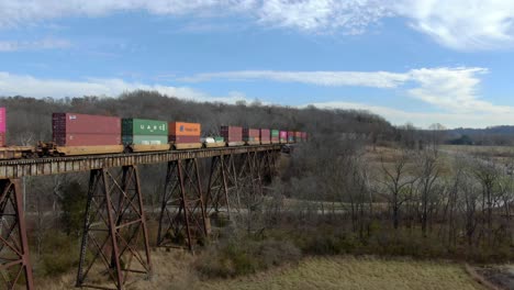 Luftaufnahme-Eines-Intermodalen-Güterzuges,-Der-Im-Winter-Den-Pope-Lick-Trestle-In-Louisville,-Kentucky,-überquert