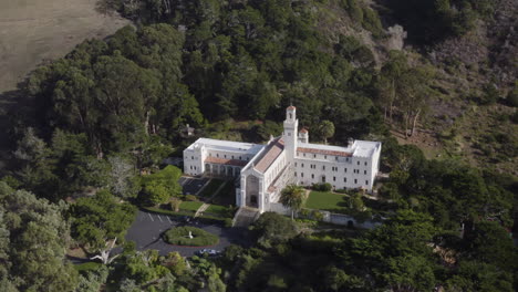 4K-Kino-Drohnenaufnahme-Des-Karmeliterklosters-In-Carmel,-Kalifornien,-An-Einem-Sonnigen-Wintertag