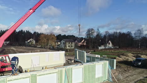 Mobilkran-Installiert-Bauplatte-Auf-Hausbaustelle