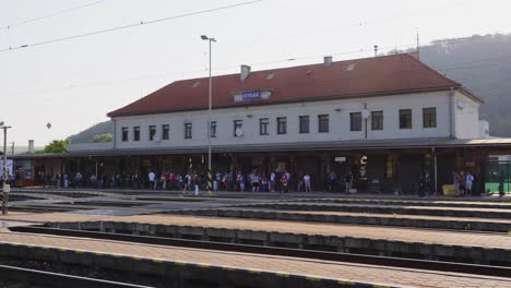 Estación-De-Tren-Llena-De-Gente-Esperando-El-Tren.