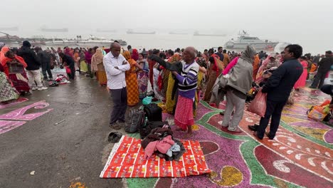 Vista-Cinematográfica-De-Indios-Duchándose-En-El-Río-Ganges-En-Babu-Ghat-Con-Fines-Religiosos-Para-El-Festival-Sankranti-En-Kolkata,-India.