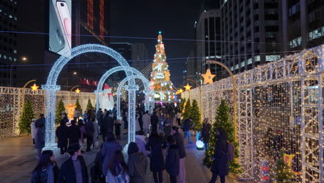 Plaza-Del-Arroyo-Cheonggyecheon:-La-Gente-Toma-Fotos-Por-La-Noche-Con-Hermosas-Decoraciones-De-Guirnaldas-Navideñas-Y-Pasa-Caminando