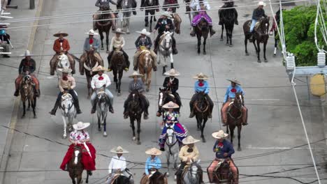 Parade-Mit-Männern-Beim-Reiten-Zur-Feier-Des-Charro-Tages,-Mariachi-Festival-In-Tecalitlan,-Jalisco,-Mexiko