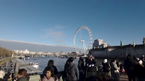 Massen-Von-Touristen-Auf-Der-Westminster-Bridge-Sehen-Das-Wahrzeichen-Der-Stadt-London-Eye
