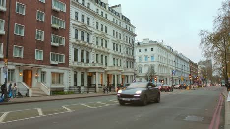 Calle-Muy-Transitada-Con-Tráfico-En-Un-Día-Ajetreado-En-La-Ciudad-De-Londres,-Inglaterra.